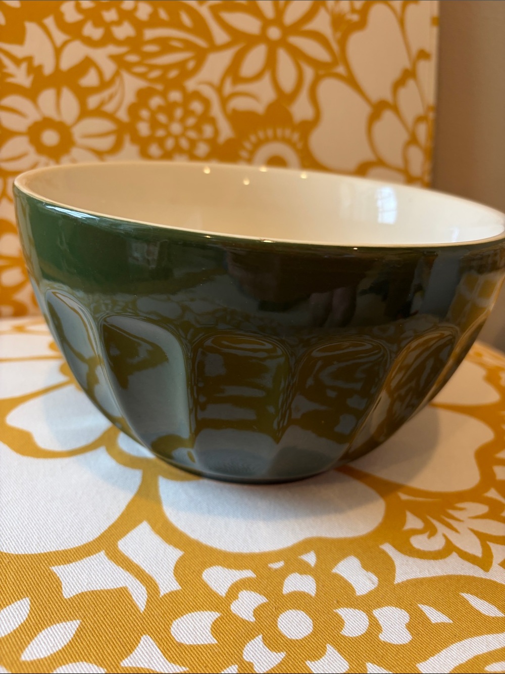 Williams-Sonoma  Green 8” Ceramic Mixing Bowl w/ cream rim & interior no chips